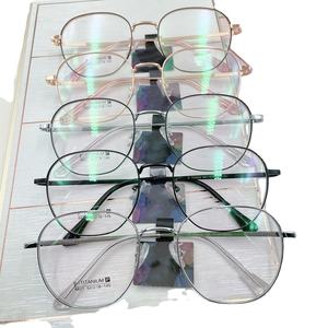 نظارات طبية هندسية كاملة الإطار من التيتانيوم بتصميم عصري وريترو معتمدة بشهادة ISO9001 مثالية للتمارين الرياضية والمشي لمسافات طويلة والسفر والتنقل اليومي - Product Image 5