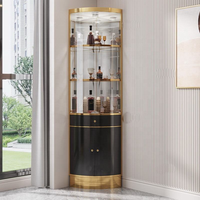 Meuble de bar d'angle moderne et minimaliste en laque blanche avec cadre plaqué or et portes en verre, personnalisation de meubles pour toute la maison