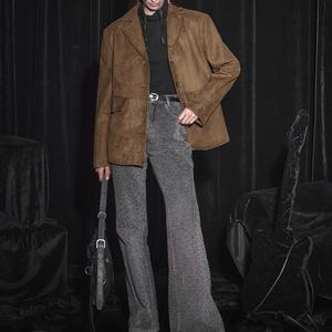 บริการรับผลิตเสื้อสูทผู้ชายแบบคลาสสิกสไตล์ลำลอง ผ้าหนังกลับพ่นสี แต่งบ่าเสริม พร้อมบริการสกรีนโลโก้ตามสั่งแบบขายส่ง - Product Image 5