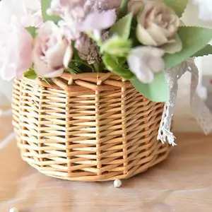 Keranjang bunga pernikahan anyaman tangan perempuan dengan pegangan dan pita rotan anyaman gfit keranjang untuk dekorasi taman rumah