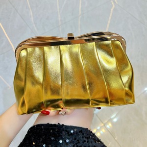Elegante Bolso de Mano de Cuero PU Brillante con Correa de Cadena Desmontable y Cierre Magnético - Product Image 1