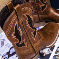 Vente en gros de bottes de cowboy mi-mollet pour hommes Xinzirain Bottes western Chukka à grain haut véritable personnalisées avec broderie ethnique rétro pour hommes