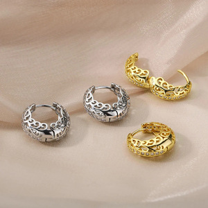 Orecchini a Cerchio Floreali Traforati alla Moda per Donne, Accessori per Orecchie Geometrici e Texturizzati per Uso Quotidiano, Outfit Casual e Regalo - Product Image 3