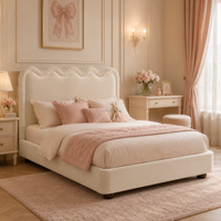 Lit capitonné festonné à la française, cadre en lin plissé ondulé style princesse, élément de suite de chambre junior de villa de luxe et romantique