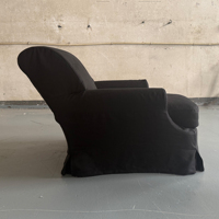 Fauteuil d'appoint en tissu avec jupe en tissu, assise profonde et tissu foncé, structure en chêne massif, design moderne pour chambre et appartement