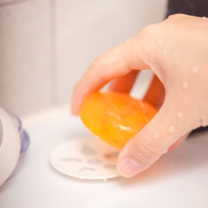 Jabón de Papaya Cristal 2 en 1 para Desmaquillar el Rostro y Limpiar los Poros Profundos con Aroma Frutal - Product Image 5