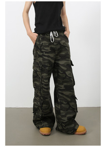 Pantalones de trabajo unisex con estampado de camuflaje, con múltiples bolsillos, estilo casual, corte holgado, ropa moderna y a la moda. - Product Image 4
