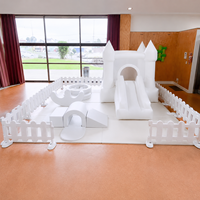 Ensemble de jeux gonflables en mousse blanche avec château gonflable, toboggan et fosse à balles ronde pour les entreprises de location d'événements