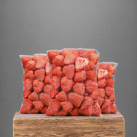 Suikerarme gevriesdroogde hele aardbeien, geconserveerd fruit, zacht, gezond, natuurlijk, bulk, vacuüm verpakt, snack