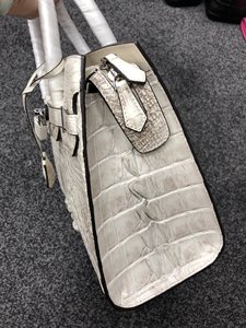 Sac à main de luxe en cuir de crocodile blanc exotique - Sac fourre-tout sophistiqué à poignée circulaire pour femmes, sac de bureau haut de gamme - Product Image 3
