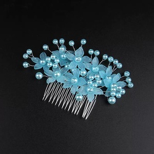 Peigne à <span class=keywords><strong>cheveux</strong></span> élégant coréen en alliage avec motif floral simple et fausses perles brillantes pour coiffures <span class=keywords><strong>de</strong></span> <span class=keywords><strong>mariage</strong></span>, <span class=keywords><strong>de</strong></span> bal et d'anniversaire pour femmes - Product Image 3
