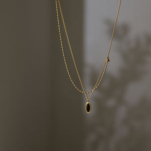 Pendentif ovale noir unique en acier inoxydable plaqué or 18 carats Collier en forme de griffe de perles géométriques de style vintage pour la mode de fête - Product Image 3