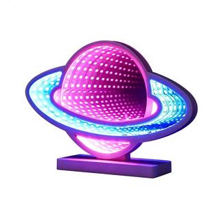 Miroir de Maquillage LED Effet Tunnel 3D Planète Saturne, Lampe de Bureau Art Déco, Vente en Gros Usine, Logo Personnalisé Couleur Anniversaire - Product Image 1