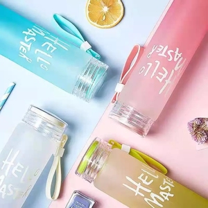 Taza de agua de vidrio con letras personalizadas, botella de vidrio esmerilada colorida con tapa, barata, venta <span class=keywords><strong>al</strong></span> <span class=keywords><strong>por</strong></span> <span class=keywords><strong>mayor</strong></span> - Product Image 4