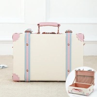 Vente en gros d'usine Vintage et mignon bagage à main pendant la nuit Mini valise de coffre en cuir à roulettes avec bandoulière