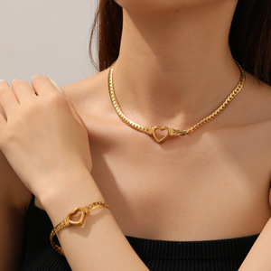Set di Collana e Bracciale con Catena a Cuore Cavo in Acciaio Inossidabile Placcato Oro per Donna - Product Image 1