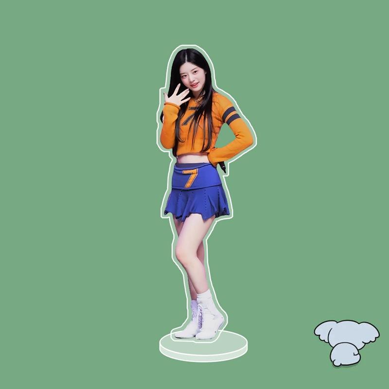 ILLIT ユナ トレカ ポスター アクスタ キーホルダー yzy セット ILLIT ユナ トレカ ポスター アクスタ キーホルダー yzy セット - メルカリ