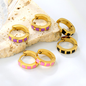 Pendientes Huggie Chapados en Oro con Incrustaciones en Morado, Rosa y Negro, Diseño Geométrico, Pendientes de Aro Modernos para Mujeres y Hombres - Product Image 1