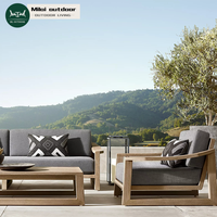 Canapé d'extérieur gris moderne en teck massif, ensemble de chaises en bois, mobilier de jardin durable pour cour