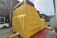 Château gonflable commercial jaune avec toboggan, structure de saut pour enfants, idéal pour la location événementielle