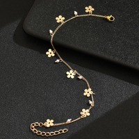 Aksesoris Estetika Girly Terlaris, Gelang Kaki Wanita Model Bunga Lima Kelopak Mutiara Tembaga Lapis Emas 18K, Fashionable dan Elegan