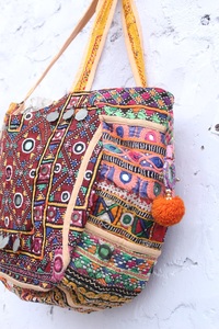 กระเป๋าแฟชั่นสไตล์ชนเผ่าบันจารา งานปะติดปะต่อแบบชนเผ่า ปักลายสวยงาม จุของได้เยอะ เหมาะสำหรับผู้หญิง ใช้ได้ทุกวัน ราคาขายส่ง - Product Image 3