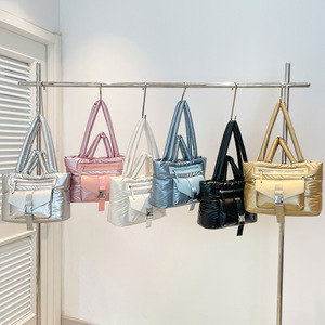 2025新クリエイティブデザイン女性用パフィークラッチバッグ大型コットンキルトソフトハンドルワークショッピングトートバッグラップトップバッグ - Product Image 1