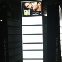 Vitrine à parfum moderne et lumineuse, étagères à niveaux, design mural, finition peinture au four, couleur blanche, comptoir personnalisable pour