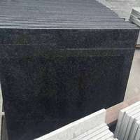 Meilleur prix, granit noir d'Angola naturel de haute qualité, poli, moderne, en dalles découpées sur mesure pour les applications de villas