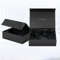 Boîte en carton noir magnétique de luxe personnalisée avec insert en satin pour l'emballage de cadeaux avec emballage intérieur en satin