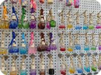 Faible MOQ 100 pièces Vente directe usine Bouteilles de parfum de voiture en verre coloré de luxe avec bouchon couronne Surface transparente Diffuseur à bâtonnets Variés