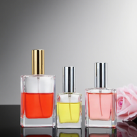 Flacon de parfum portable en verre transparent carré de 100 ml avec pulvérisateur doré/argenté, diffuseur à roseaux sérigraphié pour les déplacements