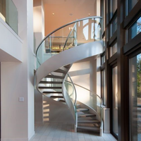 Escalier Circulaire Contemporain en Acier et Bois pour Villa Moderne avec Verre Courbé et Rampe Métallique