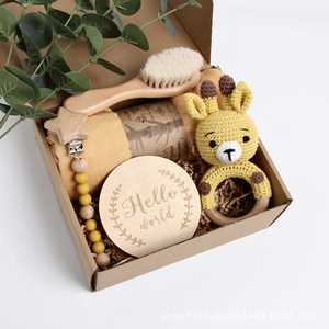 Caja de Regalo para Recién Nacido con Artículos Esenciales: Manta de Muselina de Algodón, Sonajero para Bebés, Tarjeta de Hitos, Juego de Juguetes de Madera - Product Image 2