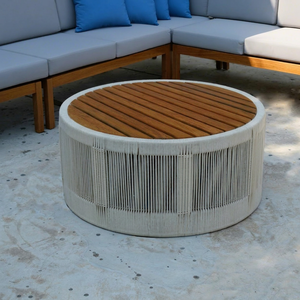 Table basse ronde moderne d'extérieur avec plateau en teck et structure tressée, design durable pour cour et hôtel - Product Image 1