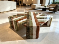 Table basse de luxe en marbre et onyx vert à chevrons carrés, table centrale en pierre naturelle massif pour salon de villa