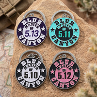 Porte-clés en métal personnalisé avec logo textuel circulaire enveloppé, en alliage de zinc émaillé, pour cadeau d'aventure