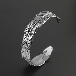 กำไลข้อมือสไตล์เรโทรขนนกแบบเปิด ดีไซน์ทันสมัยสำหรับผู้หญิงผู้ชาย คู่รัก ทำจากสแตนเลส - Product Image 1