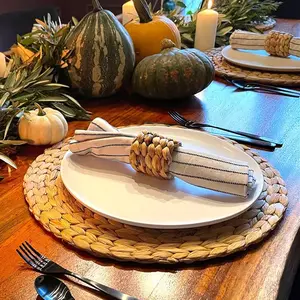 고품질 공장 판매 seagrass 냅킨 링 플레이스 매트 세트 내열성 미끄럼 방지 라운드 등나무 식탁 깔개 테이블 매트
