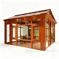 Moderna Terraza Acristalada con Estructura de Aluminio Estilo Madera de Redwood, Techo Poligonal, Luces Integradas, Ventanas Grandes, Espacio de Patio Exterior Personalizable