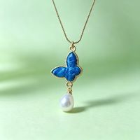 Collier Pendentif Papillon en Brocart Bleu Zhuang Plaqué Or et Perles, Fabriqué sur Mesure pour Femmes, avec Artisanat Héritage ICH