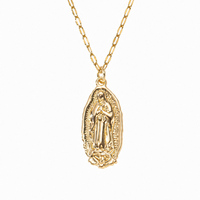 Venerable y Deslumbrante Collar con Colgante Ovalado de la Virgen de Guadalupe en Tono Dorado, con Relieve y Borde Festoneado, Joyería de Moda para Mujer, Regalo
