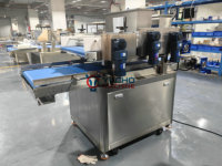 Machine automatique Yucho pour la saupoudrage et la décoration de gâteaux, idéale pour le sucre, la noix de coco et les pâtisseries.
