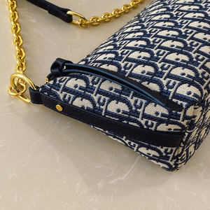 Sac messager en PU à motif géométrique tendance. Avec une chaîne. Convient à un usage quotidien. - Product Image 4