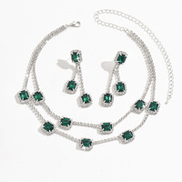 Parure de mariage de luxe deux pièces très tendance : boucles d'oreilles multicolores à pompons carrés et collier double couche en plaqué argent avec coquillages