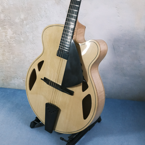 Guitarra Acústica Eléctrica Artesanal Archtop de Arce con Cuerpo Tallado, Tapa Sólida de Yunzhi y Diapasón de Ébano Personalizable - Product Image 1