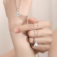 Kalung pasangan liontin jari kreatif, 2 buah/set, perhiasan kekasih Hand on Hand Choker untuk wanita pria BFF kalung pasangan