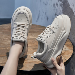 Chaussures pour femmes en cuir de vachette blanc, printemps-été 2025, baskets décontractées toutes occasions avec doublure en maille à semelle épaisse, nouveau design sportif - Product Image 4