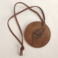 Étiquettes suspendues de luxe personnalisées avec logo en relief, en cuir PU recyclé, pour vêtements, jeans et accessoires