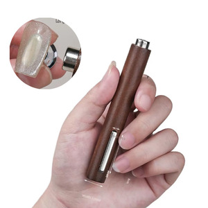 Bâtonnet magnétique 3D 2-en-1 pour effet œil de chat, avec manche en bois et silicone, pour vernis gel œil de chat, outil magnétique professionnel pour nail art en salon - Product Image 1